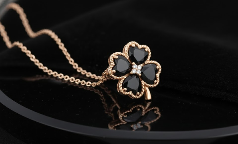 夜幕四叶草 (Midnight Clover Bloom)